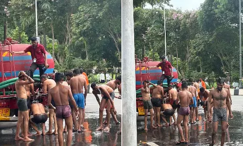 Mumbai की सड़कों पर पानी के टैंकर से नहाते दिखे प्रदर्शनकारी Mumbai की सड़कों पर पानी के टैंकर से नहाते दिखे प्रदर्शनकारी