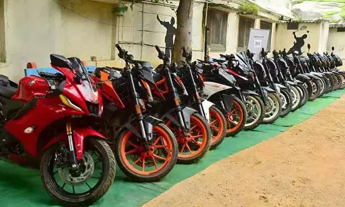 Hyderabad: बाइक चोरी के आरोप में पांच लोग गिरफ्तार, 42 लाख रुपये की 22 मोटरसाइकिलें बरामद