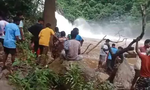 Odisha: पल्लाहारा में झरने में बहकर आया युवक लापता, तलाशी अभियान जारी Odisha: पल्लाहारा में झरने में बहकर आया युवक लापता, तलाशी अभियान जारी