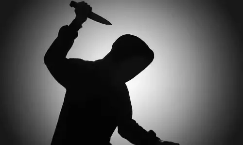 Gujarat के भुज में कॉलेज के बाहर ठुकराए प्रेमी ने 19 वर्षीय युवक की चाकू मारकर हत्या कर Gujarat के भुज में कॉलेज के बाहर ठुकराए प्रेमी ने 19 वर्षीय युवक की चाकू मारकर हत्या कर