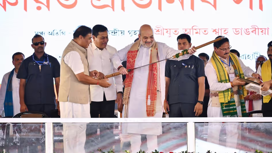 Assam : लुरिनज्योति गोगोई ने प्रतीकात्मक हेंगडांग तलवार का इस्तेमाल करने के लिए Assam : लुरिनज्योति गोगोई ने प्रतीकात्मक हेंगडांग तलवार का इस्तेमाल करने के लिए