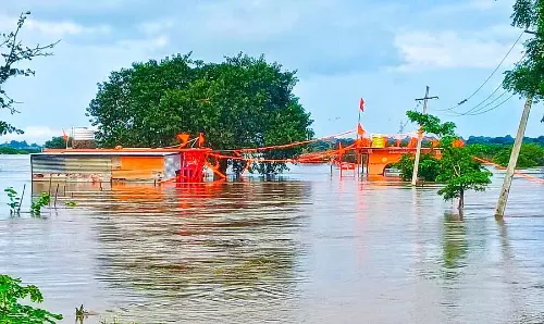 Karnataka : मांजरा नदी उफान पर, पुल डूबा, कई गांवों का संपर्क कटा Karnataka : मांजरा नदी उफान पर, पुल डूबा, कई गांवों का संपर्क कटा