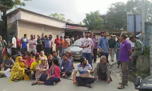Renukaji के ददाहू अस्पताल में ‘जबरन छुट्टी’ के विरोध में मरीजों के रिश्तेदारों ने सड़क जाम की