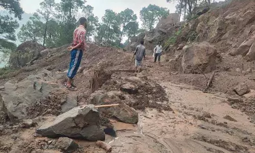 Solan: आधी रात को पलायन के बाद मंदिर बना शरणस्थली Solan: आधी रात को पलायन के बाद मंदिर बना शरणस्थली