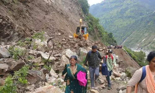 Himachal: सड़क बुनियादी ढांचा क्षतिग्रस्त, मणिमहेश तीर्थयात्री पैदल घर जाने को मजबूर Himachal: सड़क बुनियादी ढांचा क्षतिग्रस्त, मणिमहेश तीर्थयात्री पैदल घर जाने को मजबूर