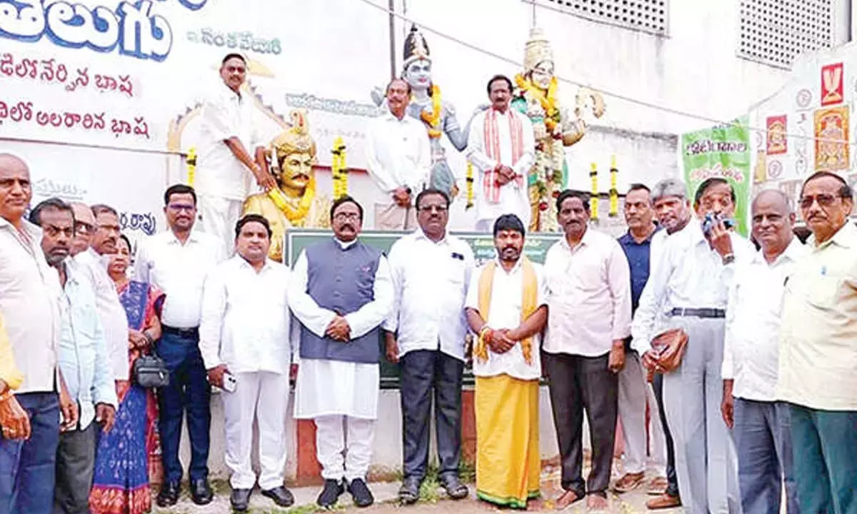 Andhra: तेलुगु भाषा दिवस पर गिडुगु को याद किया गया Andhra: तेलुगु भाषा दिवस पर गिडुगु को याद किया गया