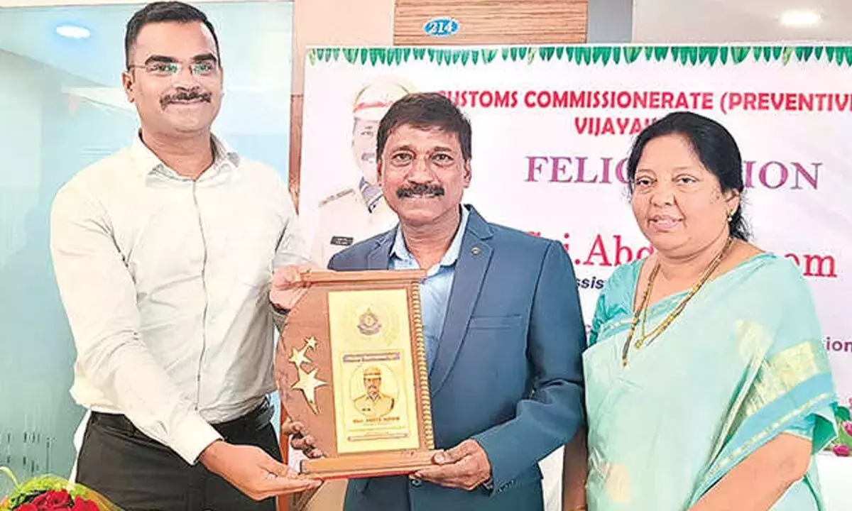 Andhra: सीमा शुल्क अधिकारी को सेवानिवृत्ति पर सम्मानित किया गया