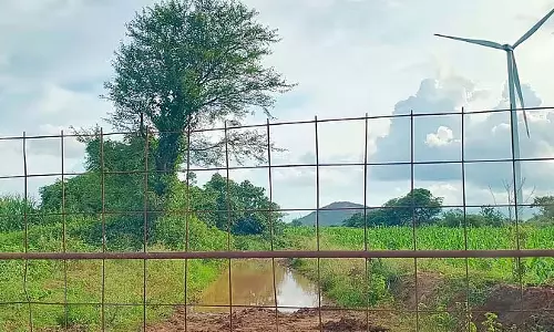 Jagalur : पवनचक्की कंपनी ने सड़क पर गेट लगाया
