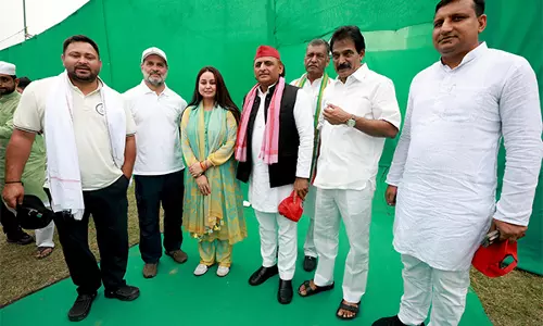 मतदाता अधिकार यात्रा के अंतिम चरण में राहुल गांधी, तेजस्वी यादव के साथ शामिल हुए Akhilesh Yadav मतदाता अधिकार यात्रा के अंतिम चरण में राहुल गांधी, तेजस्वी यादव के साथ शामिल हुए Akhilesh Yadav