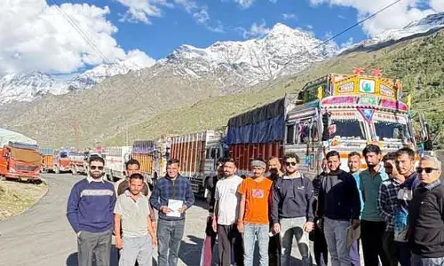 Lahaul-Spiti की महिलाएं बाढ़ प्रभावित पर्यटकों और ट्रक ड्राइवरों को भोजन और आश्रय प्रदान कर रही Lahaul-Spiti की महिलाएं बाढ़ प्रभावित पर्यटकों और ट्रक ड्राइवरों को भोजन और आश्रय प्रदान कर रही