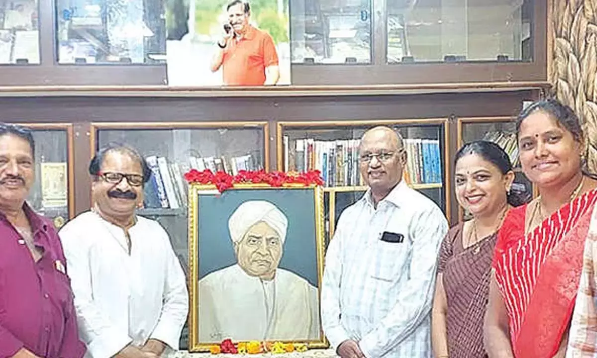 Andhra: तेलुगु भाषा दिवस पर गिडुगु को याद किया गया Andhra: तेलुगु भाषा दिवस पर गिडुगु को याद किया गया