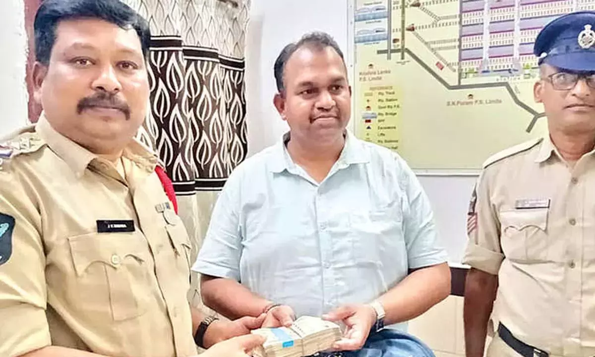 Andhra: GRP ने यात्री को डेढ़ लाख रुपये से भरा खोया बैग लौटाया Andhra: GRP ने यात्री को डेढ़ लाख रुपये से भरा खोया बैग लौटाया
