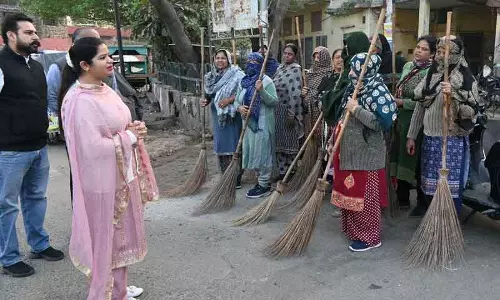 Mayor ने नगर निकाय अधिकारियों को 20 फॉगिंग मशीनें वितरित कीं Mayor ने नगर निकाय अधिकारियों को 20 फॉगिंग मशीनें वितरित कीं