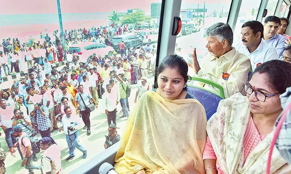 Andhra: डबल-डेकर बसें पर्यटकों के आकर्षण का केंद्र बनीं Andhra: डबल-डेकर बसें पर्यटकों के आकर्षण का केंद्र बनीं