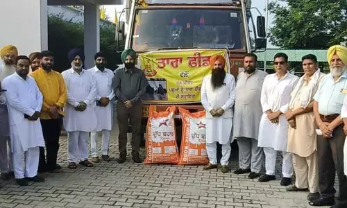 विधायकों और मेयर ने बाढ़ प्रभावित Pathankot में राहत सामग्री से भरे छह ट्रक भेजे