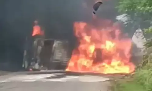 पेट्रोल टैंकर पलटने से भीषण आग, बाइक सवार व ड्राइवर घायल पेट्रोल टैंकर पलटने से भीषण आग, बाइक सवार व ड्राइवर घायल