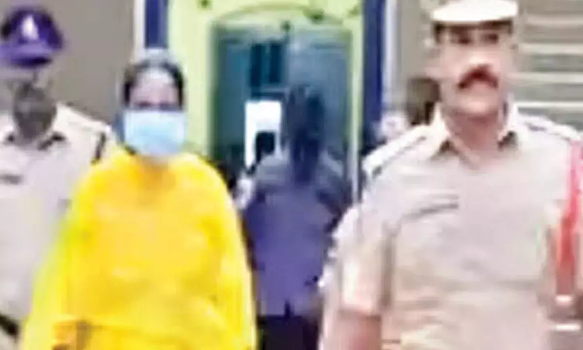 Andhra: निदिगुंटा पर दूसरे दिन भी कड़ी पूछताछ Andhra: निदिगुंटा पर दूसरे दिन भी कड़ी पूछताछ