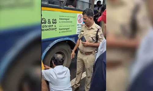 Thalappady  निवासियों ने कर्नाटक एसआरटीसी बसों को रोका, टायरों की जाँच की