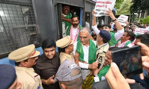Harish Rao ने यूरिया संकट को लेकर रेवंत रेड्डी की आलोचना की, किसानों से माफी की मांग की Harish Rao ने यूरिया संकट को लेकर रेवंत रेड्डी की आलोचना की, किसानों से माफी की मांग की