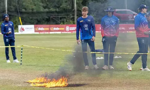 Canada में पिच में आग लगाने पर ग्राउंड स्टाफ पर विवाद Canada में पिच में आग लगाने पर ग्राउंड स्टाफ पर विवाद