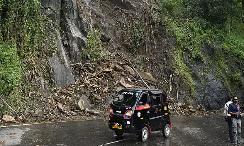 Thamarassery घाट रोड पर यातायात प्रतिबंध हटाए गए Thamarassery घाट रोड पर यातायात प्रतिबंध हटाए गए