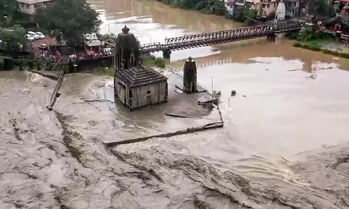 Himachal Pradesh में भारी बारिश से 3 राष्ट्रीय राजमार्गों समेत 557 सड़कें बाधित