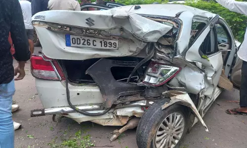 Raipur Breaking: तेज रफ्तार कारों से भिड़ी एम्बुलेंस, दो महिलाएं गंभीर घायल Raipur Breaking: तेज रफ्तार कारों से भिड़ी एम्बुलेंस, दो महिलाएं गंभीर घायल