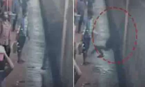 Ratnagiri में चलती ट्रेन से गिरा युवक, आरपीएफ जवानों ने बचाया Ratnagiri में चलती ट्रेन से गिरा युवक, आरपीएफ जवानों ने बचाया