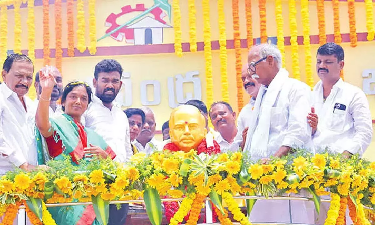 Andhra: प्रतिमा अनावरण के साथ परिताला रवींद्र की विरासत का सम्मान Andhra: प्रतिमा अनावरण के साथ परिताला रवींद्र की विरासत का सम्मान