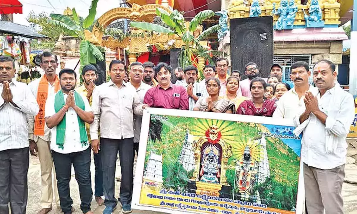 Andhra: स्वाति नक्षत्रम पर भक्त कादिरी पहाड़ी पर स्तोत्राद्रि गिरि प्रदक्षिणा में भाग लेते हैं