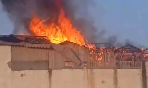UP: हापुड़ में मसाला फैक्ट्री के कार्यालय में आग लग गई