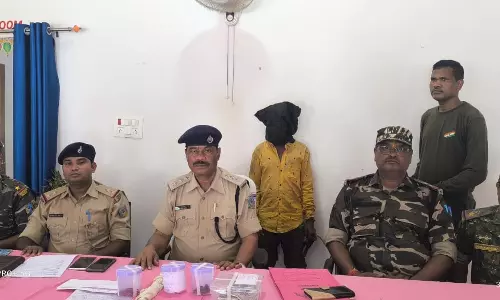 Latehar: पैसे के लालच में पति बना कातिल, पत्नी-बेटे की हत्या कर हुआ गिरफ्तार Latehar: पैसे के लालच में पति बना कातिल, पत्नी-बेटे की हत्या कर हुआ गिरफ्तार