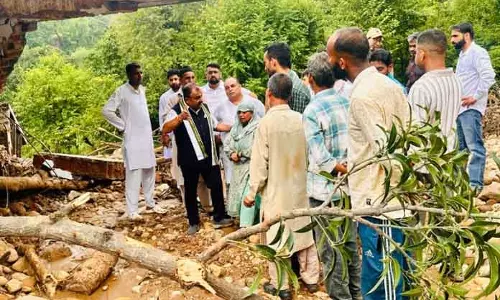 Randhawa ने स्थिति का आकलन करने के लिए बरमिनी के भूस्खलन प्रभावित क्षेत्र का दौरा किया Randhawa ने स्थिति का आकलन करने के लिए बरमिनी के भूस्खलन प्रभावित क्षेत्र का दौरा किया