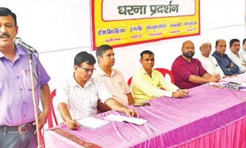Bareilly: डीआईओएस कार्यालय पर शिक्षकों की आवाज़ बुलंद Bareilly: डीआईओएस कार्यालय पर शिक्षकों की आवाज़ बुलंद