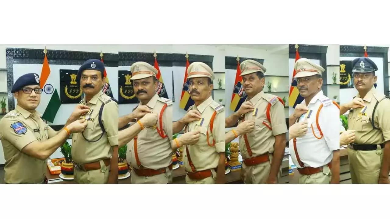 Telangana: पुलिस आयुक्त ने अनुकरणीय सेवा के लिए पदक विजेता अधिकारियों को सम्मानित किया Telangana: पुलिस आयुक्त ने अनुकरणीय सेवा के लिए पदक विजेता अधिकारियों को सम्मानित किया