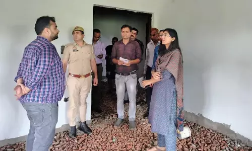 Bareilly: सीडीओ ने निर्माण कार्य की धीमी गति पर उठाया सवाल