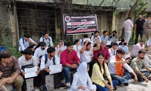 RAJOURI: छात्रवृत्ति में देरी के खिलाफ पहाड़ी छात्रों का प्रदर्शन, भूख हड़ताल शुरू