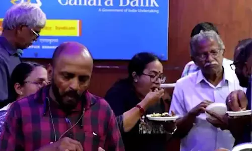 Thiruvananthapuram: बीफ बैन के खिलाफ कर्मचारियों ने किया हंगामा Thiruvananthapuram: बीफ बैन के खिलाफ कर्मचारियों ने किया हंगामा