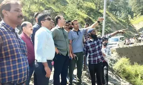 KISHTWAR: विपक्ष के नेता ने बादल फटने से प्रभावित स्थल का दौरा किया KISHTWAR: विपक्ष के नेता ने बादल फटने से प्रभावित स्थल का दौरा किया