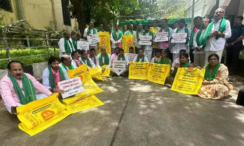 BRS यूरिया के लिए संघर्ष कर रही है.. विधानसभा और सचिवालय के पास विरोध प्रदर्शन