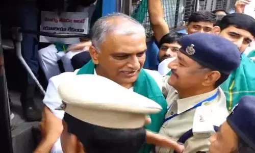 क्या रेवंत पेट्रोल के पैसे दे रहा है? Harish Rao का पुलिस से सीधा सवाल