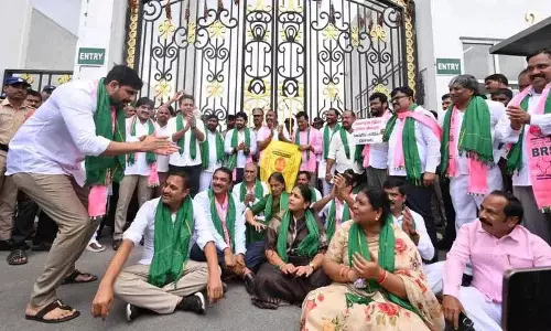 BRS नेताओं ने सचिवालय घेराव किया..यूरिया की कमी को लेकर धरना