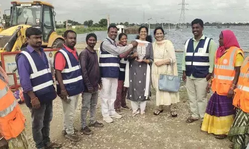 Ganesha जी के साथ सोने की चेन का भी आकस्मिक विसर्जन Ganesha जी के साथ सोने की चेन का भी आकस्मिक विसर्जन