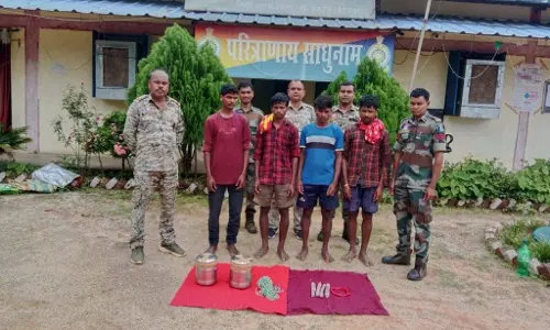 टिफिन बम लगाते 4 नक्सली गिरफ्तार, इनामी जनमिलिशिया कमांडर भी शामिल