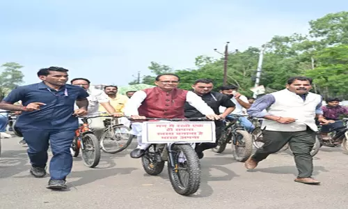 शिवराज सिंह चौहान ने दो किमी तक चलाई साइकिल, भारत को स्वस्थ बनाने का दिया संदेश