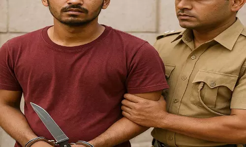 आकाशवाणी काली मंदिर के पास चाकू लहराते युवक को पुलिस ने दबोचा आकाशवाणी काली मंदिर के पास चाकू लहराते युवक को पुलिस ने दबोचा