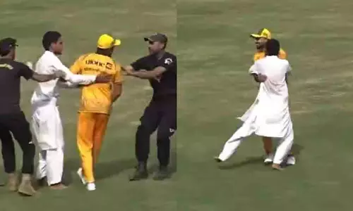Babar Azam को गले लगाकर चूमा, प्रशंसक ने तोड़ा सुरक्षा घेरा Babar Azam को गले लगाकर चूमा, प्रशंसक ने तोड़ा सुरक्षा घेरा