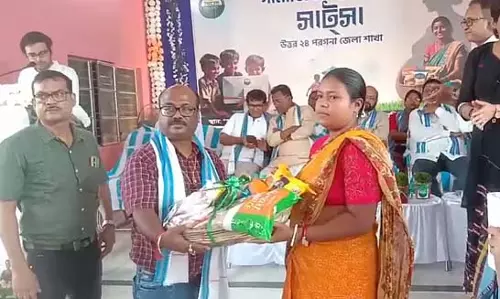 Satsa सुंदरबन में गर्भवती माताओं और बच्चों के साथ खड़ा Satsa सुंदरबन में गर्भवती माताओं और बच्चों के साथ खड़ा