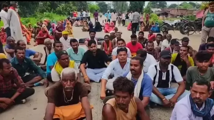 Anuppur: लापता युवक की मौत पर बवाल, सड़क जाम कर विरोध Anuppur: लापता युवक की मौत पर बवाल, सड़क जाम कर विरोध
