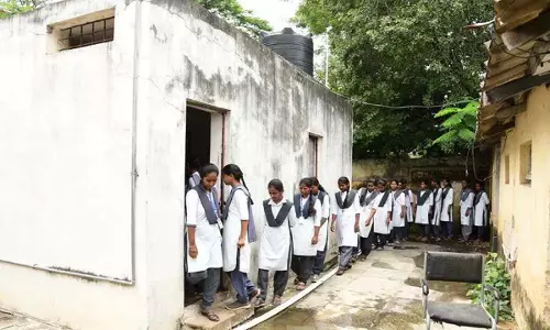 तेलंगाना के सरकारी स्कूलों में बुनियादी सुविधाओं की कमी तेलंगाना के सरकारी स्कूलों में बुनियादी सुविधाओं की कमी